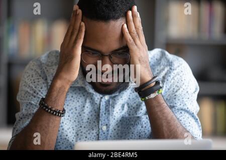 Depresso preoccupato l'etnia africana ragazzo sensazione di ansia. Foto Stock