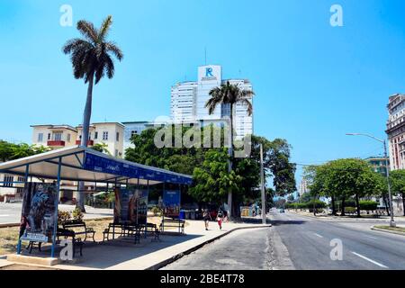 L'Avana. 11 Aprile 2020. La foto scattata il 11 aprile 2020 mostra una stazione vuota degli autobus a l'Avana, Cuba. Il governo cubano ha iniziato a sospendere i trasporti pubblici da sabato come misura preventiva contro COVID-19. Cuba ha adottato misure quali la chiusura delle frontiere, la sospensione dei trasporti interprovinciali e la chiusura delle scuole per frenare la diffusione dell'epidemia. Credit: Zhu Wanjun/Xinhua/Alamy Live News Foto Stock