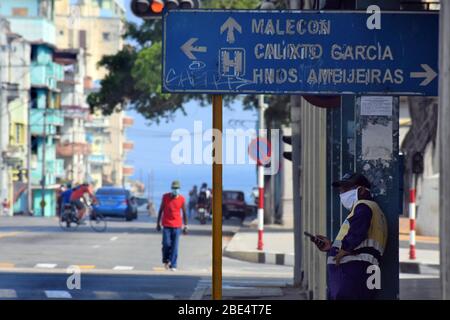 L'Avana, Cuba. 11 Aprile 2020. Persone che indossano maschere sono visti sulla strada a Havana, Cuba, 11 aprile 2020. Il governo cubano ha iniziato a sospendere i trasporti pubblici da sabato come misura preventiva contro COVID-19. Cuba ha adottato misure quali la chiusura delle frontiere, la sospensione dei trasporti interprovinciali e la chiusura delle scuole per frenare la diffusione dell'epidemia. Credit: Zhu Wanjun/Xinhua/Alamy Live News Foto Stock