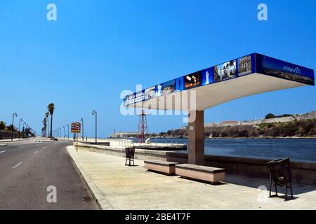 L'Avana. 11 Aprile 2020. La foto scattata il 11 aprile 2020 mostra una stazione vuota degli autobus a l'Avana, Cuba. Il governo cubano ha iniziato a sospendere i trasporti pubblici da sabato come misura preventiva contro COVID-19. Cuba ha adottato misure quali la chiusura delle frontiere, la sospensione dei trasporti interprovinciali e la chiusura delle scuole per frenare la diffusione dell'epidemia. Credit: Zhu Wanjun/Xinhua/Alamy Live News Foto Stock