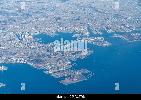 Vista aerea del Porto di Yokohama, della città di Yokohama, della prefettura di Kanagawa, Giappone, vista dall'aereo alla baia di Tokyo. Foto Stock