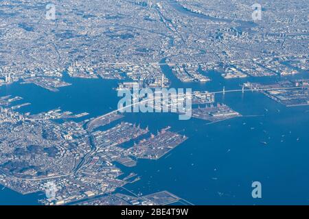 Vista aerea del Porto di Yokohama, della città di Yokohama, della prefettura di Kanagawa, Giappone, vista dall'aereo alla baia di Tokyo. Foto Stock
