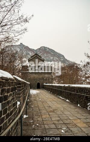 La Grande Muraglia della montagna Tiger al confine con la Corea del Nord vicino a Dandong, provincia di Liaoning, Cina. Foto Stock