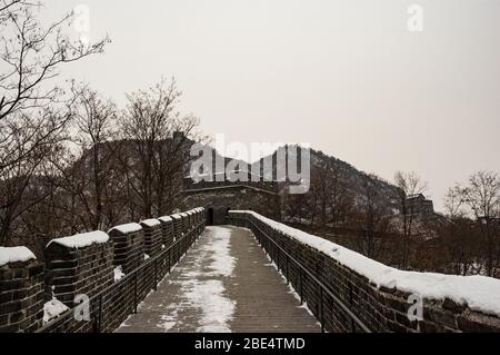 La Grande Muraglia della montagna Tiger al confine con la Corea del Nord vicino a Dandong, provincia di Liaoning, Cina. Foto Stock