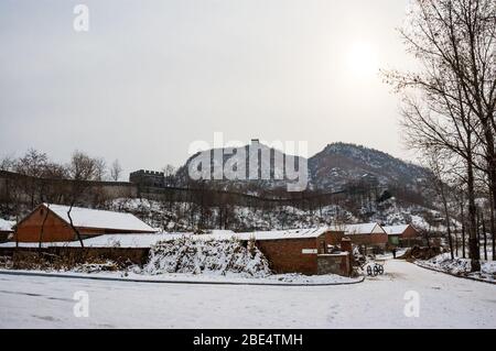 La Grande Muraglia della montagna Tiger al confine con la Corea del Nord vicino a Dandong, provincia di Liaoning, Cina. Foto Stock