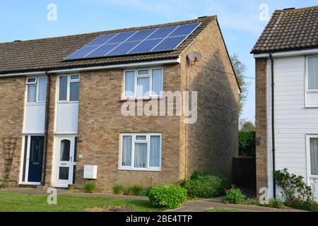 Pannelli solari su una casa in Surrey, Inghilterra Foto Stock