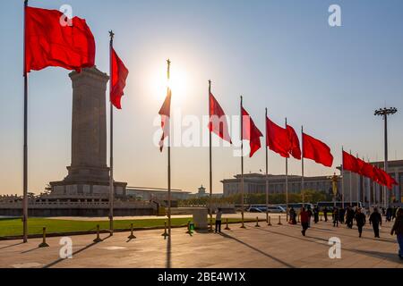 Un monumento accanto alla grande Sala del Popolo, Piazza Tiananmen, Pechino, Repubblica Popolare di Cina e Asia Foto Stock