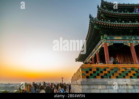 Vista del tempio nel Parco di Jingshan al tramonto, Pechino, Xicheng, Repubblica popolare Cinese, Asia Foto Stock