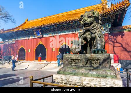 Vista del Tempio dei lama buddista tibetano ornato, Dongcheng, Pechino, Repubblica popolare Cinese, Asia Foto Stock