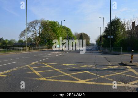 Semaforo vuoto durante il blocco Covid-19 a Horley, Surrey. Essendo a 1 miglio dall'aeroporto di Gatwick, questi semafori sono normalmente molto trafficati. Foto Stock