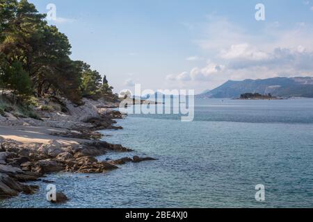 Vista di Dubrovnik in lontananza da Cavtat sul mare Adriatico, Cavtat, Riviera di Dubronick, Croazia, Europa Foto Stock