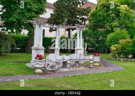 Padiglione in giardino, antico albero in pietra in Italia Foto Stock