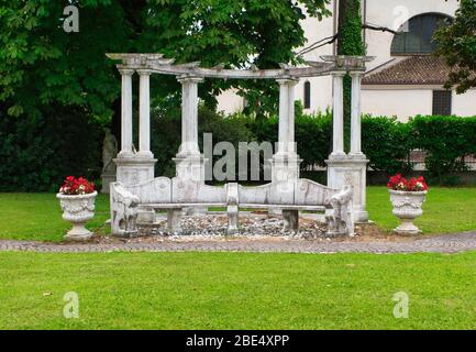 Padiglione in giardino, antico albero in pietra in Italia Foto Stock