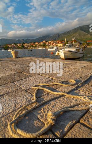 Vista della città e del porto di Cavtat sul mare Adriatico, Cavtat, Riviera di Dubronick, Croazia, Europa Foto Stock