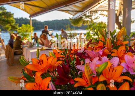 Vista del ristorante al tramonto a Cavtat sul mare Adriatico, Cavtat, Riviera di Dubronick, Croazia, Europa Foto Stock