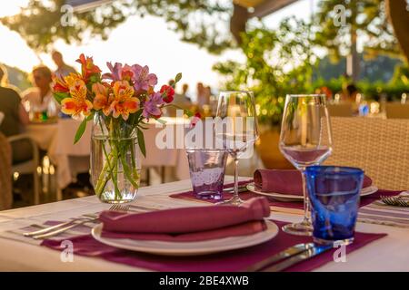 Vista del tavolo del ristorante al tramonto a Cavtat sul mare Adriatico, Cavtat, Riviera di Dubronick, Croazia, Europa Foto Stock