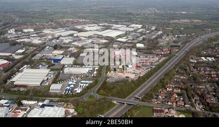 Vista aerea del Walton Summit Center e delle unità industriali nel triangolo delle autostrade M65, M61 e M6, Preston, Lancashire Foto Stock