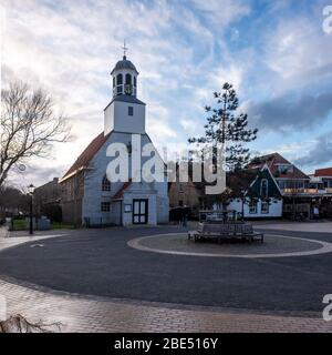 De Koog, Paesi Bassi - 25 Febbraio 2020: Vista sulla chiesa del villaggio turistico di De Koog, situato sull'isola di Texel. Foto Stock