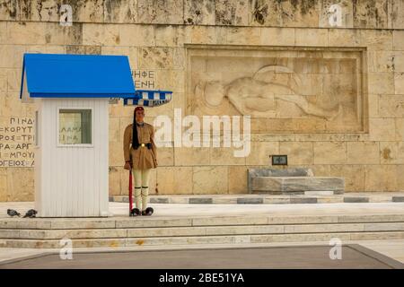 Grecia, Atene. Tomba di un soldato sconosciuto. Soldato in abiti storici si erge al posto con un fucile Foto Stock