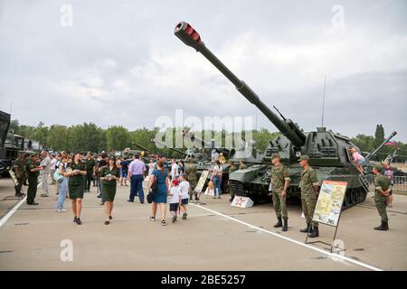 Sambek, Regione Rostov, Russia, 28 giugno 2019: Persone che visitano la Russia dimostrarono l'equipaggiamento militare Foto Stock