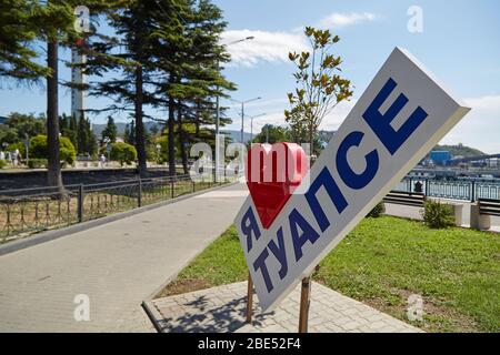 Tuapse, Russia, 12 agosto 2018: Iscrizione i Love Tuapse sullo sfondo dell'argine della città e della piazza centrale Foto Stock