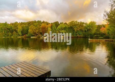 Sunrise vista del Lac Rond lago, in Sainte-Adele, Laurentian Mountains, Quebec, Canada Foto Stock