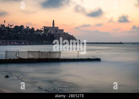 La città vecchia e il porto di Jaffa a Tel Aviv al tramonto Foto Stock