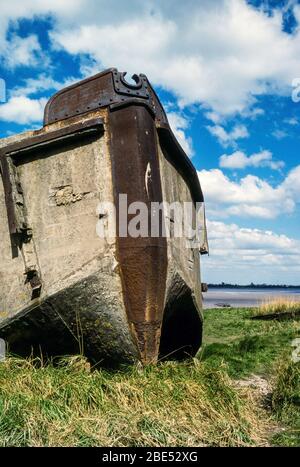 Purton hulk FCB75, una chiatta in cemento ferrocemento e acciaio, pernosata nel 1965 per rinforzare le rive del fiume Severn, Gloucestershire, Inghilterra, Regno Unito Foto Stock