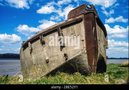 Purton hulk FCB75, una chiatta in cemento ferrocemento e acciaio, pernosata nel 1965 per rinforzare le rive del fiume Severn, Gloucestershire, Inghilterra, Regno Unito Foto Stock