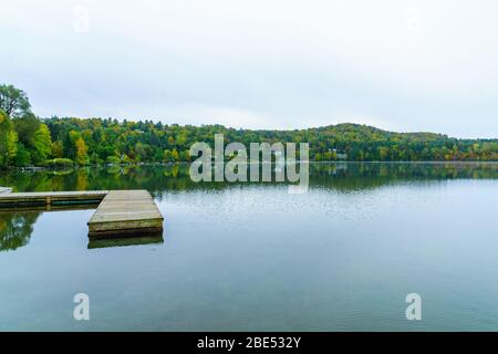 Vista del Lac Rond lago, in Sainte-Adele, Laurentian Mountains, Quebec, Canada Foto Stock