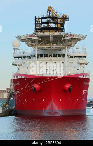 Nave offshore polivalente Deep Star (TechnicFMC) attraccata al porto di Leith, Edimburgo, Scozia, Regno Unito Foto Stock