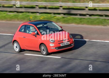 2016 rosa Fiat 500 Lounge; veicoli veicolari in movimento, veicoli in circolazione su strade britanniche, motori, motorizzazione sull'autostrada M6 Foto Stock