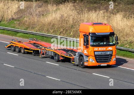 Autotrasportatore olandese Empty DE Rooy; camion per la consegna di merci, camion per il trasporto su misura, trasporto, camion arancione, cargo carrier, veicolo per unità motrice DAF CF, industria europea del trasporto commerciale, M6 a Manchester, Regno Unito Foto Stock