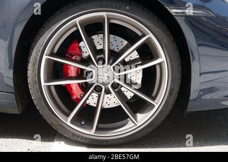 Amburgo, Germania-27 luglio 2019: Ruota porshe colore nero parcheggiato in strada ad Amburgo, Germania . Lamborghini è famosa automobile costosa di marca Foto Stock