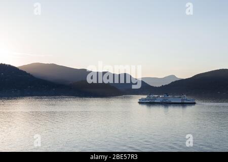 VANCOUVER OVEST, BC, CANADA - 18 MARZO 2020: Traghetto BC che viaggia attraverso Howe Sound. Foto Stock