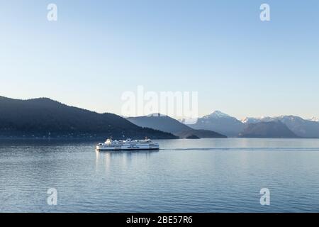 VANCOUVER OVEST, BC, CANADA - 18 MARZO 2020: Traghetto BC che viaggia attraverso Howe Sound. Foto Stock