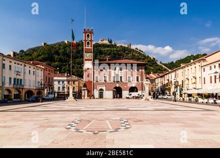 Marostica, Italia - Oktober, 01, 2017: Vista sul vecchio edificio, la piazza degli scacchi e il castello sulla montagna. Foto Stock