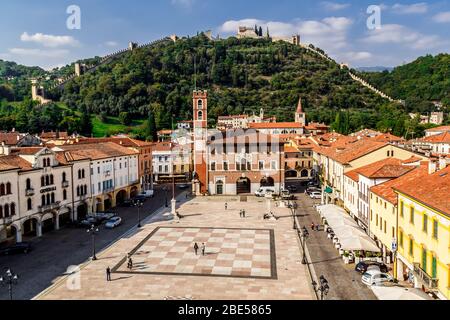 Marostica, Italia - Oktober, 01, 2017: Vista sul vecchio edificio, la piazza degli scacchi e il castello sulla montagna. Foto Stock