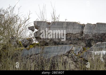 distrutto e adonato bunker dalla seconda guerra mondiale Foto Stock
