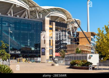 Adelaide, Australia - 23 febbraio 2020: Hotel ovale in costruzione visto dai Pennington Gardens in una giornata luminosa Foto Stock