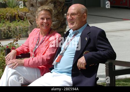 Sakhir, Bahrain. 12 aprile 2020. L'ex pilota di corse Stirling MOSS morì all'età di 90 anni. Foto d'archivio; l'ex pilota britannico Stirling MOSS festeggia il suo ottantesimo compleanno il 17 settembre 2009, turni 80, Sir Stirling Moss, GBR, ex pilota di corse con la moglie Lady Susie Moss, Formula 1, Gran Premio del Bahrain 2006/12/03/2006. | utilizzo nel mondo credito: dpa/Alamy Live News Foto Stock