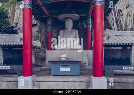 Busan, Corea del Sud, 12 settembre 2019: Statua di Buddha all'interno del tempio di Haedong Yonggung Foto Stock