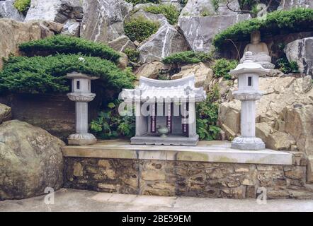 Busan, Corea del Sud, 12 settembre 2019: Terreni del tempio di Haedong Yonggung con Buddha di pietra e rocce Foto Stock