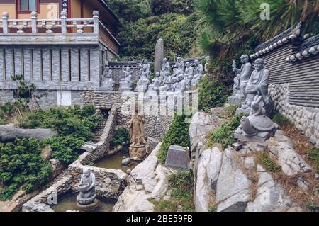 Busan, Corea del Sud, 12 settembre 2019: Divinazione della moneta fortunata all'interno dei terreni del tempio di Haedong Yonggung Foto Stock