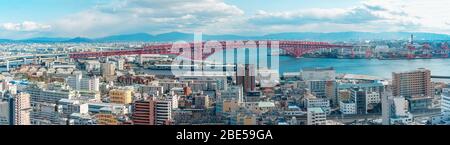 Vista panoramica dall'alto della baia di Osaka con il ponte Minato di Osaka, Giappone Foto Stock