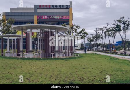 Busan, Corea del Sud, 12 settembre 2019: Area di riposo vuota con panche e tavoli Foto Stock