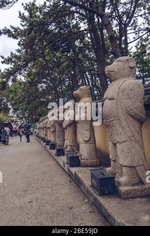 Busan, Corea del Sud, 12 settembre 2019: Statue di pietra dell'oroscopo cinese nel tempio di Haedong Yonggung Foto Stock