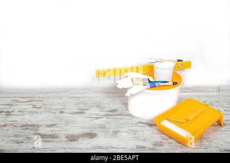 Accessori per la riparazione. Vernice, spazzole, rulli, guanti. Riparazioni. Foto Stock