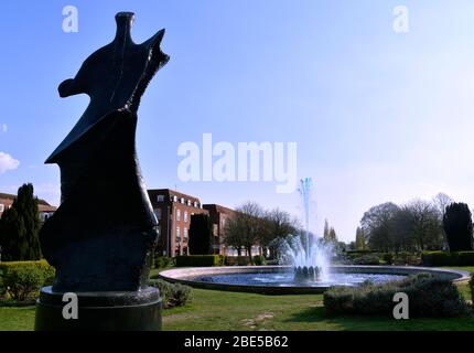 Henry Morre 'danzanti figure' di fronte alla fontana in Welwyn Garden City Foto Stock