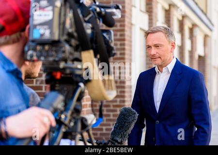 Berlino, Germania. 12 aprile 2020. Il politico tedesco Christian Lindner, membro del Bundestag e leader del Partito liberal democratico della Germania (FDP), può essere visto durante un'intervista con giornalisti televisivi che chiedono domande su come affrontare la pandemia del Covid 19. Credit: Jan Scheunert/ZUMA Wire/Alamy Live News Foto Stock